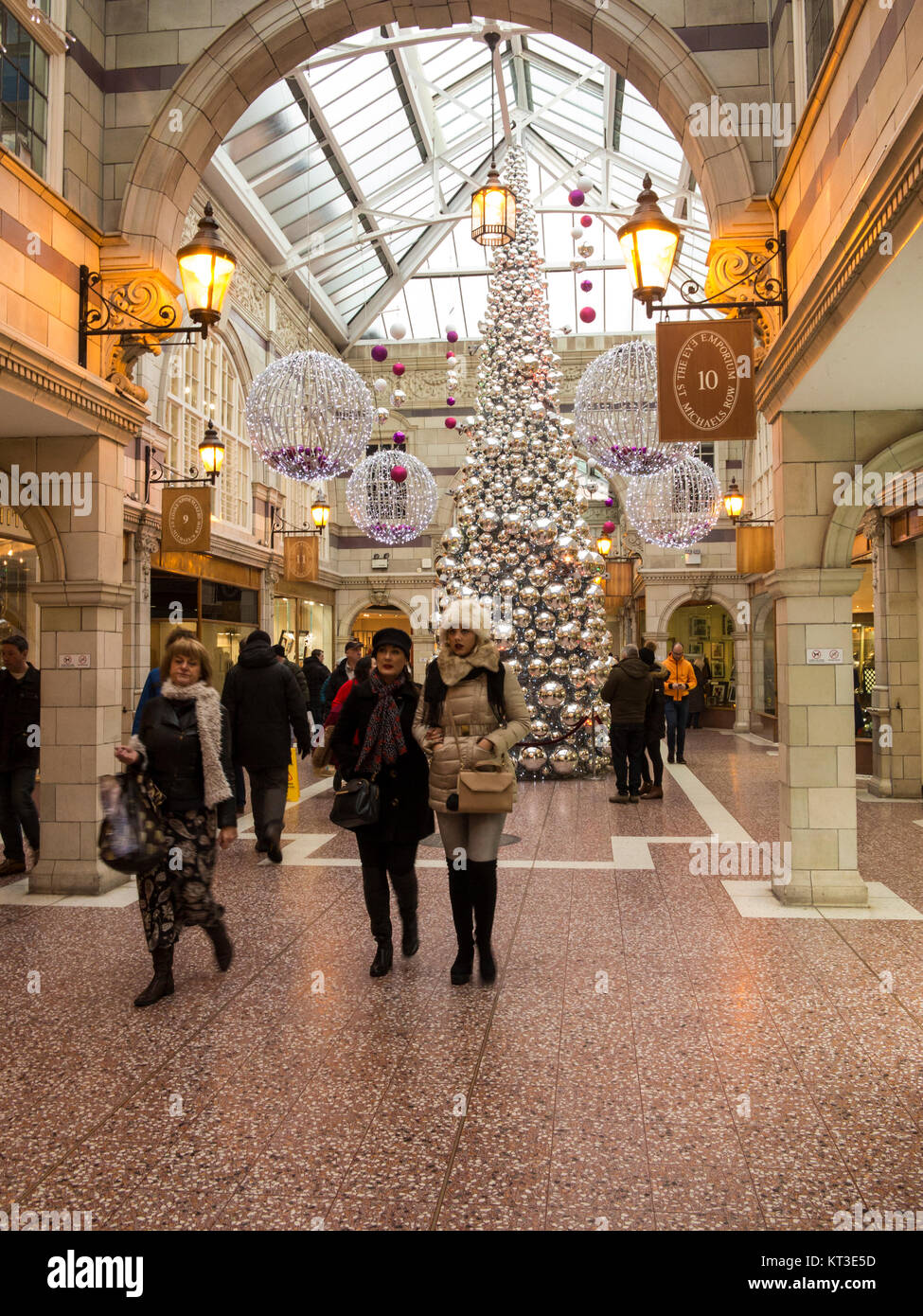 Achats de Noël les gens dans le centre commercial Grosvenor Chester England en face de l'arbre de Noël Banque D'Images