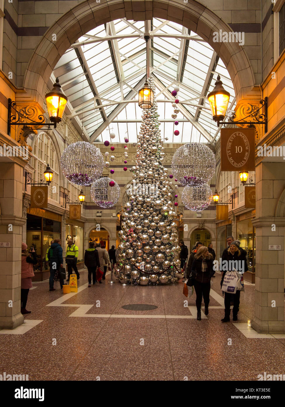 Achats de Noël les gens dans le centre commercial Grosvenor Chester England en face de l'arbre de Noël Banque D'Images