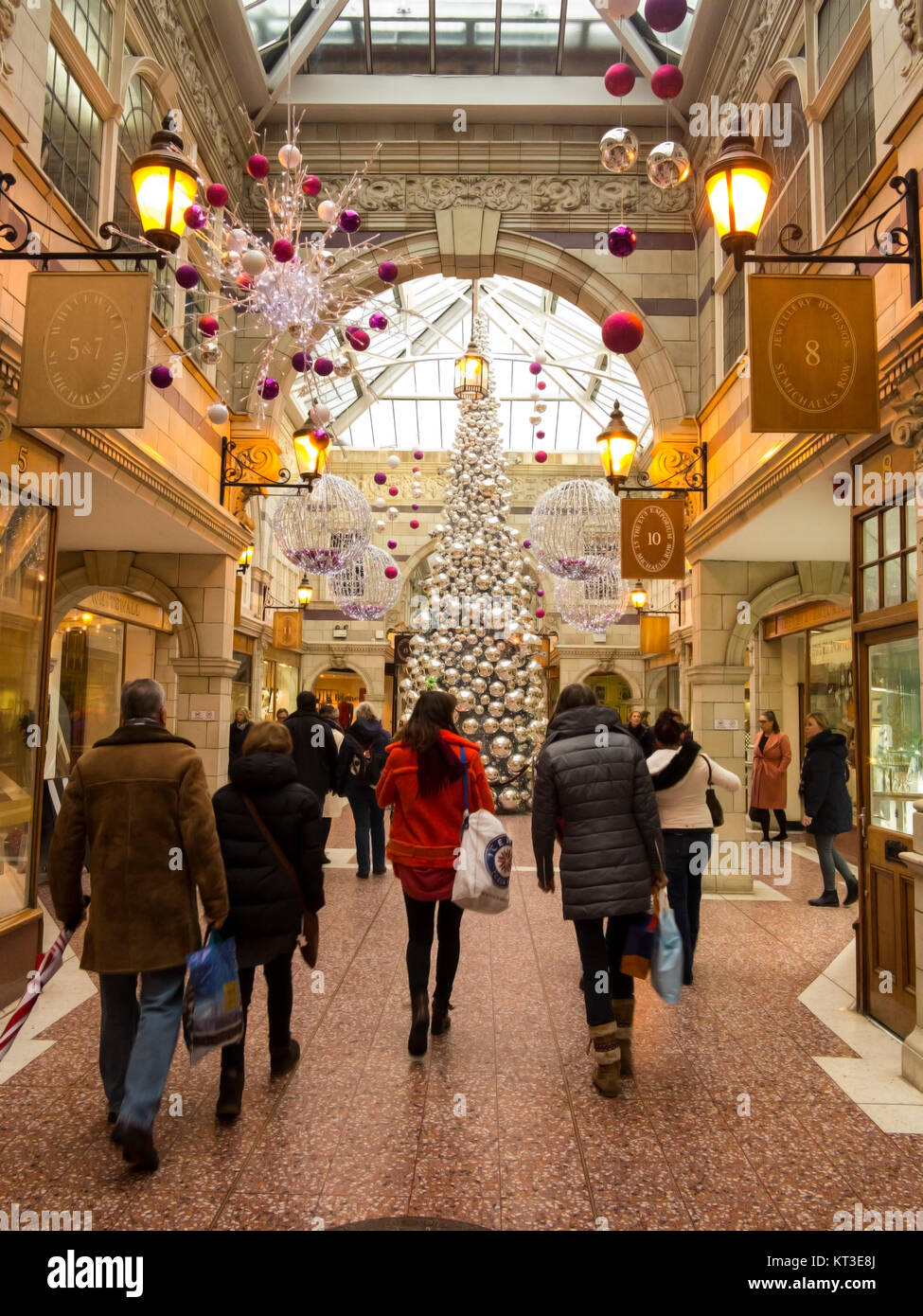 Achats de Noël les gens dans le centre commercial Grosvenor Chester England en face de l'arbre de Noël Banque D'Images