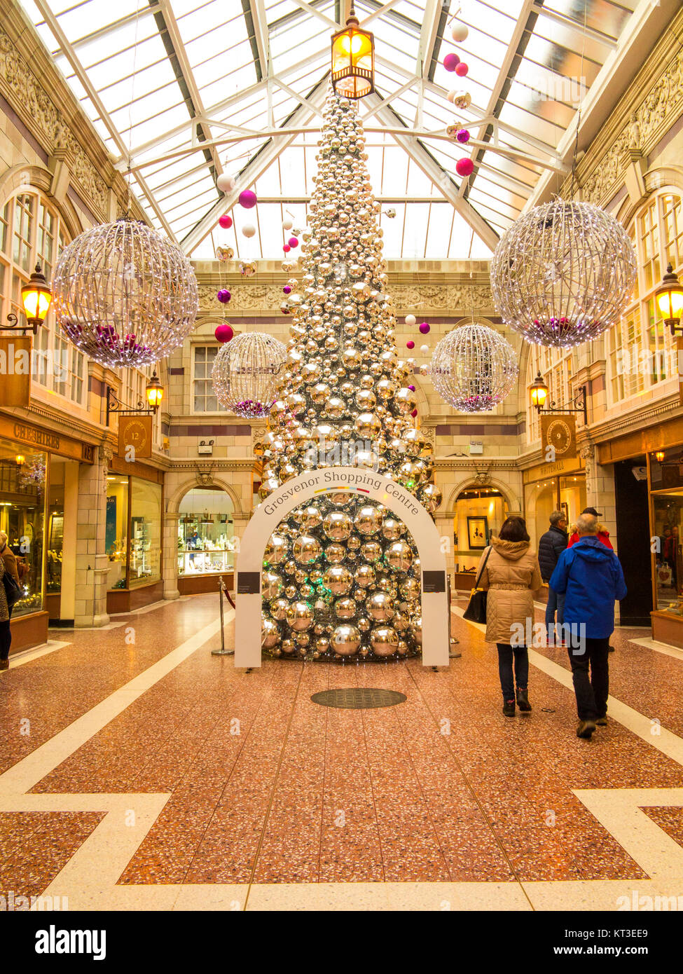 Achats de Noël les gens dans le centre commercial Grosvenor Chester England en face de l'arbre de Noël Banque D'Images