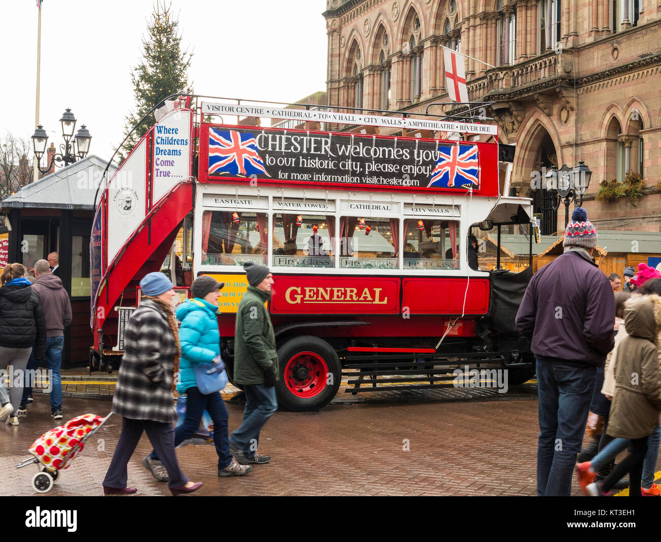 Vintage ouvrir surmontée bus à impériale utilisée pour donner des visites guidées dans la ville romaine de Chester England Banque D'Images