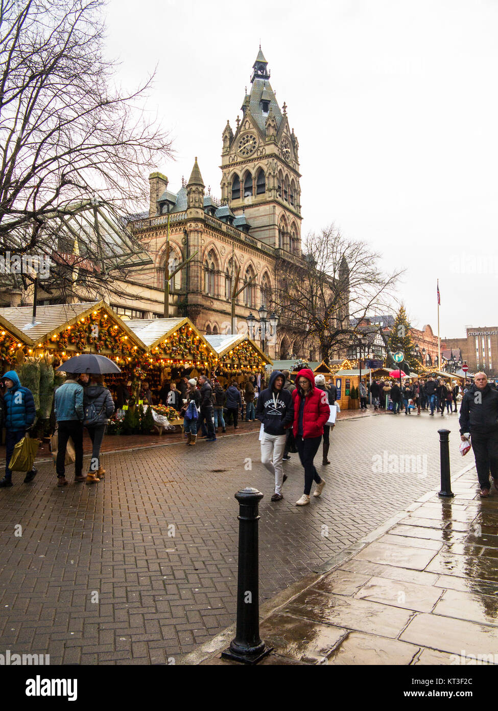 Shopping Shopping de Noël à l'assemblée annuelle du marché de Noël dans la ville romaine de Chester England avec Chester town hall, à l'arrière du terrain Banque D'Images