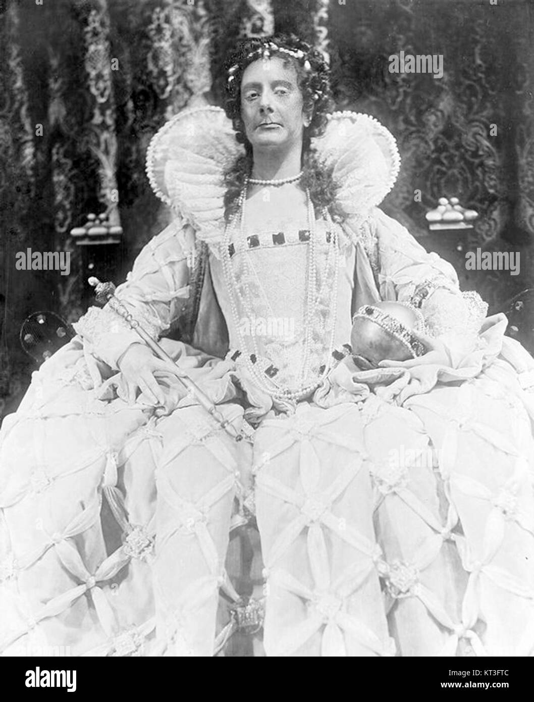 Portrait de 1930 de la reine Elizabeth, épouse du roi George VI du Royaume-Uni, connue pour son rôle de mère de la reine Elizabeth II. La photographie capture son comportement ferme, reflétant son statut de figure aimée dans l'histoire britannique. Banque D'Images