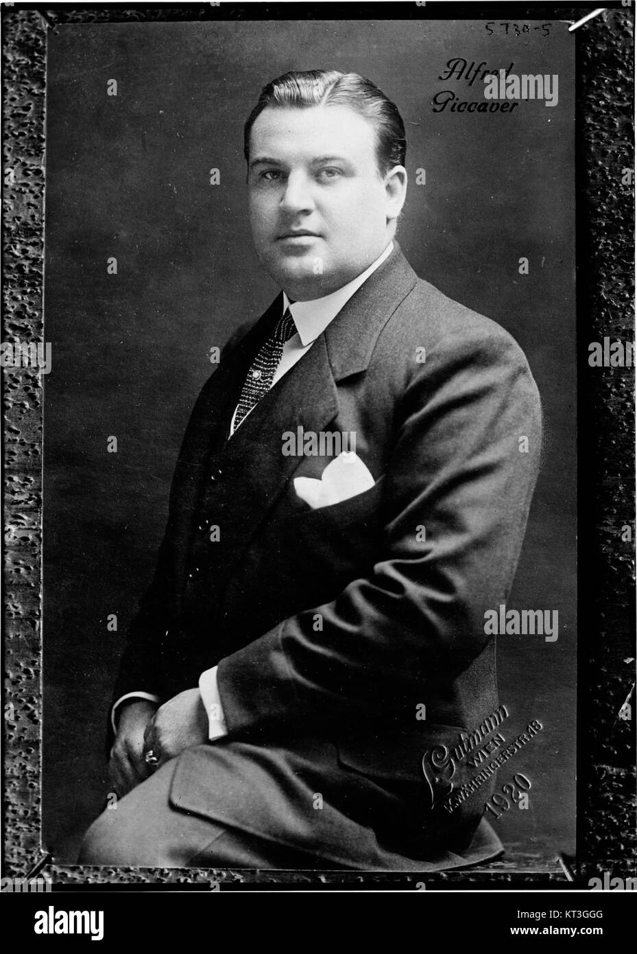 Portrait de 1920 d'Alfred Piccaver, chanteur d'opéra, capturé par L. Gutmann. La photographie encadrée souligne son influence dans le monde de l'opéra au début du XXe siècle. Banque D'Images