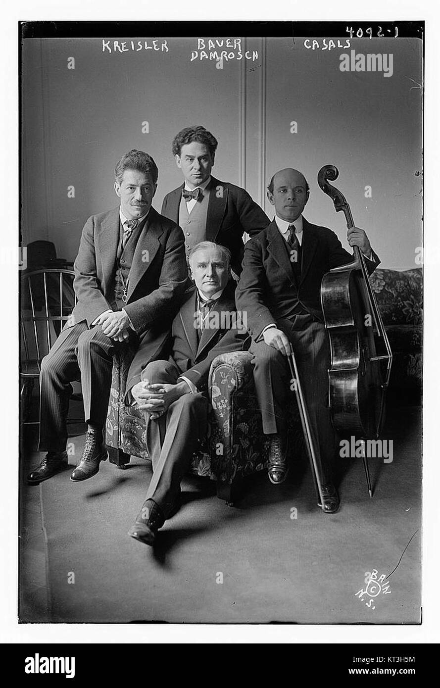 Cet événement organisé au Carnegie Hall le 13 mars 1917 mettait en vedette les musiciens renommés Fritz Kreisler, Harold Bauer, Pablo Casals et le chef d'orchestre Walter Damrosch. C'était une performance de musique classique remarquable, mettant en vedette des talents de classe mondiale au cœur de New York. Banque D'Images