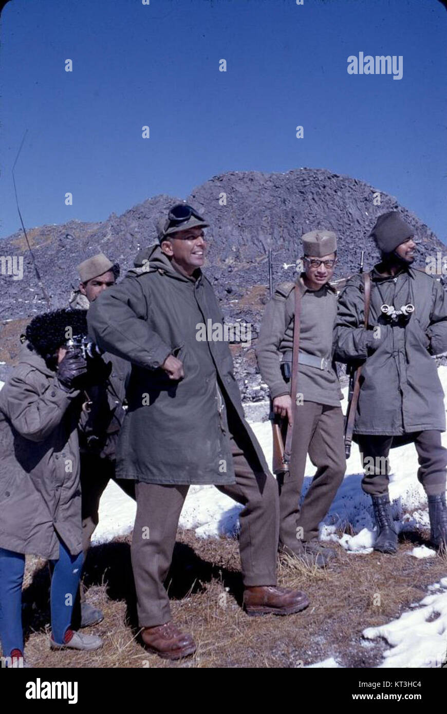 Alice Kandell se cacher derrière un soldat Sikkimese de prendre une photographie d'un soldat chinois le long du col Nathu La, le Sikkim Banque D'Images