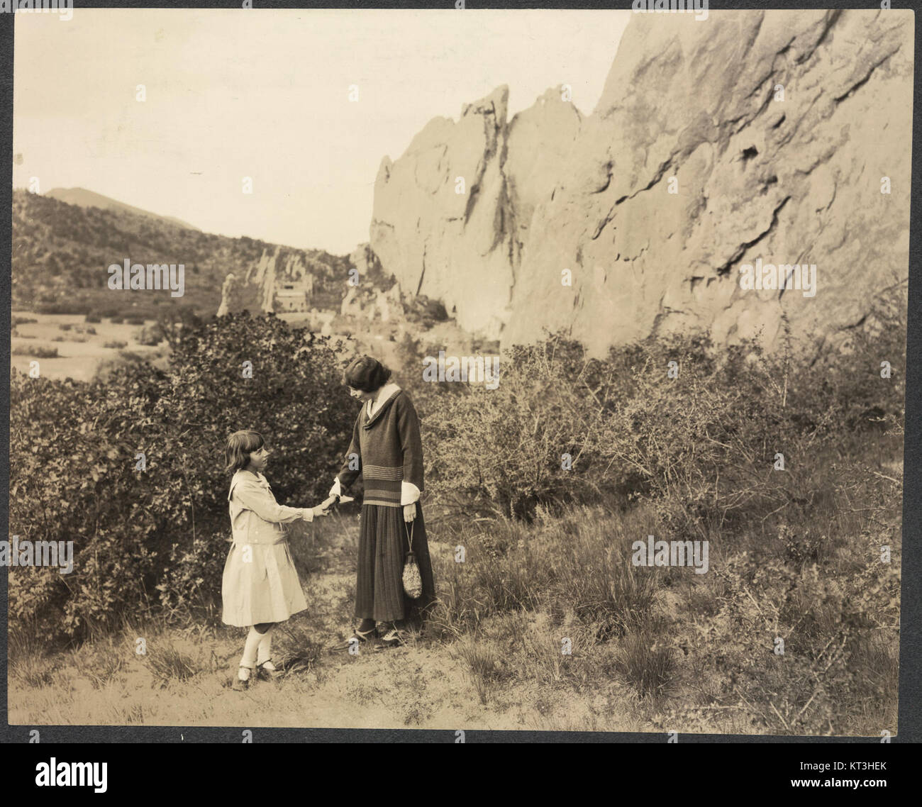 Alice Paul, une éminente suffragiste américaine et militante pour les droits des femmes, est photographiée avec Mildred Bryan, une militante pour les droits des femmes. La photographie souligne leur implication dans le mouvement des femmes du début du XXe siècle pour l'égalité et le suffrage. Banque D'Images