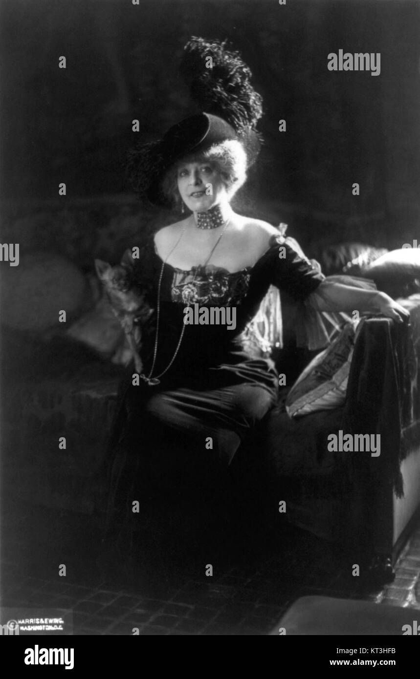 Alice Pike Barney était une artiste et socialite américaine, connue pour ses contributions aux arts visuels américains à la fin du XIXe siècle et au début du XXe siècle, et ses œuvres sont reconnues dans l'histoire de l'art américain. Banque D'Images