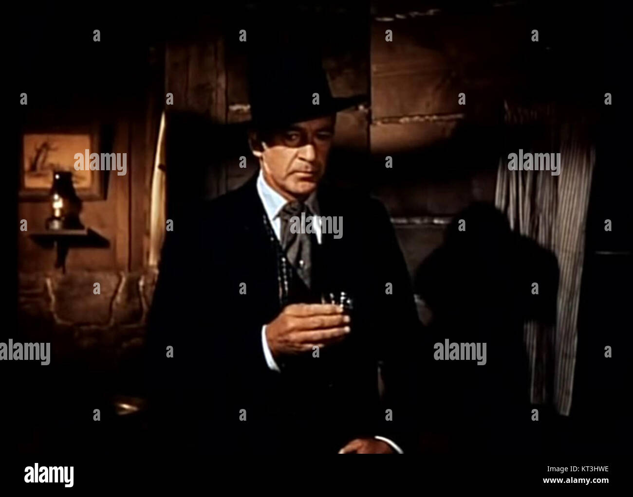 Gary Cooper joue dans le film de 1959 'The Hanging Tree', un drame occidental réalisé par Delmer Daves. Le film dépeint les défis d'un médecin dans une ville sans loi pendant la période frontalière américaine. Banque D'Images