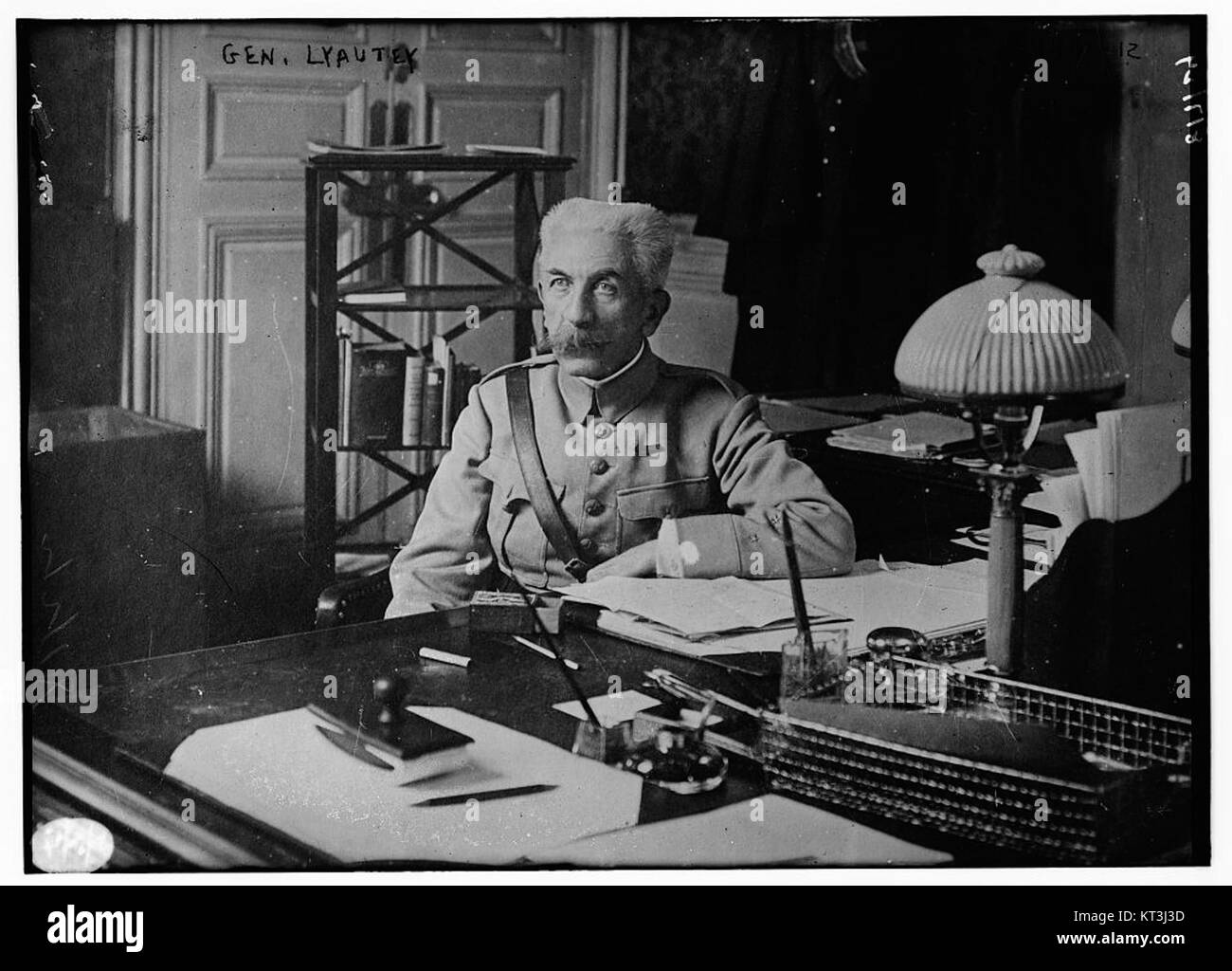 Le général Hubert Lyautey, éminent militaire français et administrateur colonial, est représenté sur cette image. Il est connu pour son rôle en Afrique du Nord française, en particulier au Maroc, où il a joué un rôle important dans l'administration du protectorat français. Banque D'Images