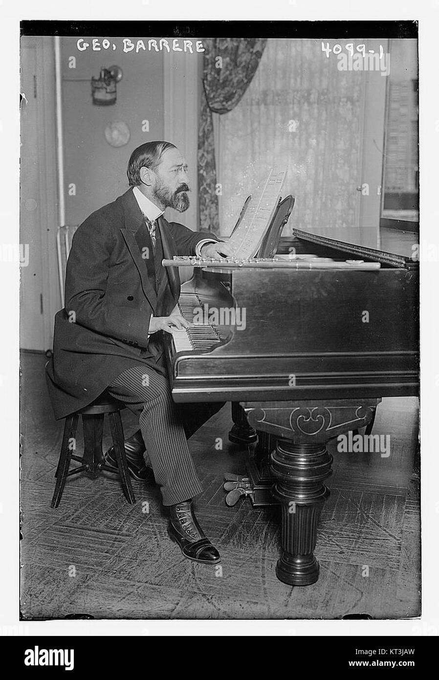 Géo. Barrere, une figure bien connue de la musique, est représenté jouant du piano. Ses contributions au monde de la musique sont évidentes dans ses performances, reflétant son importance dans l'histoire musicale. Banque D'Images