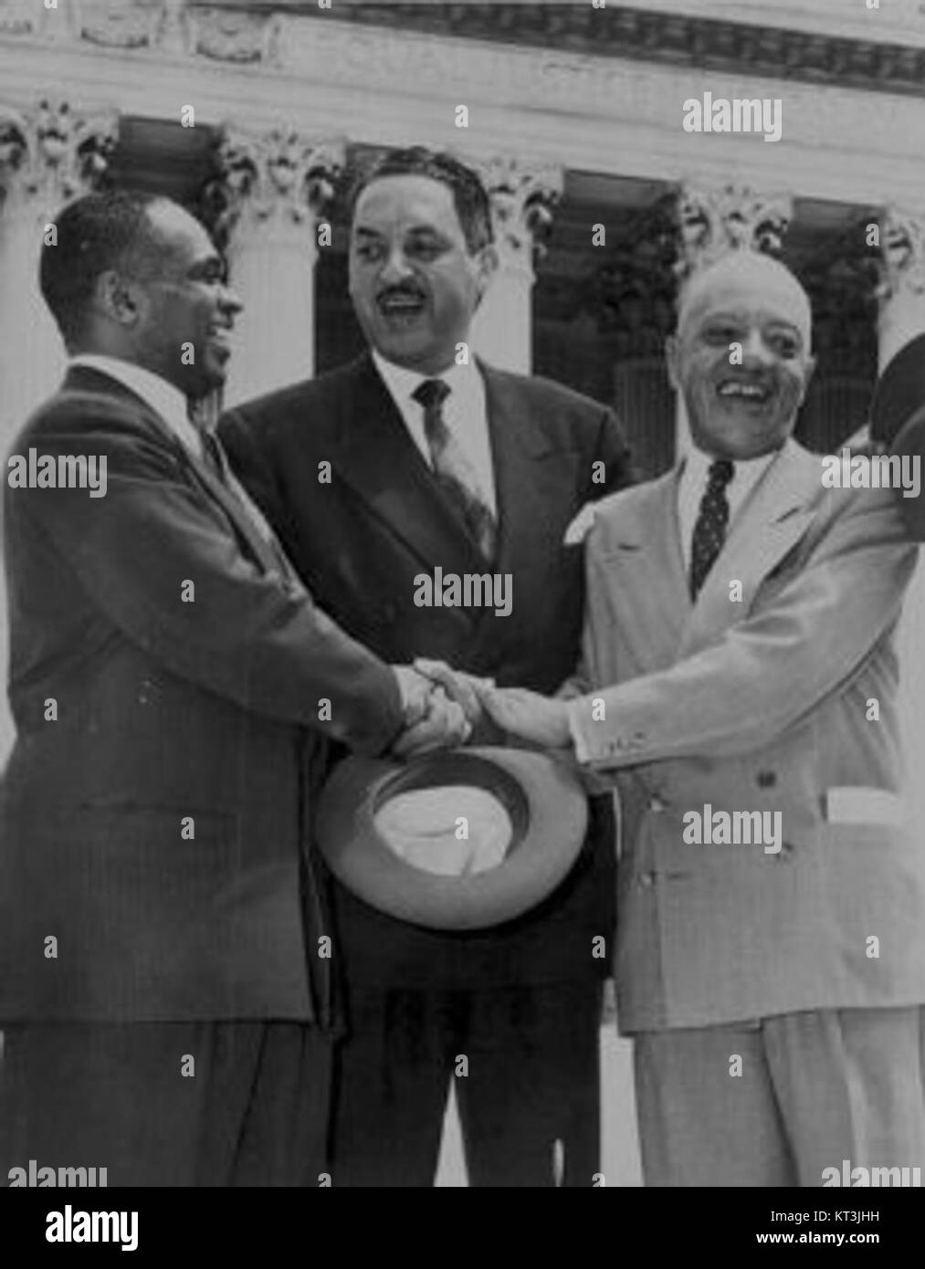 En 1954, George Edward Chalmer Hayes, Thurgood Marshall et James Nabrit ont joué un rôle clé dans la victoire juridique de l'affaire Brown v. Board of Education, qui a déclaré inconstitutionnelle la ségrégation raciale dans les écoles publiques. Banque D'Images