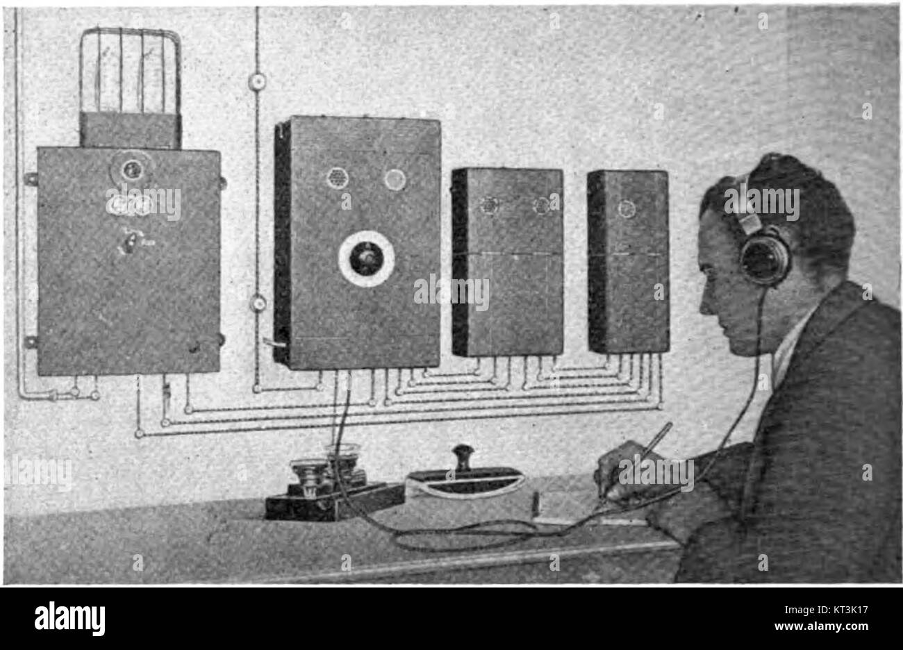 Le récepteur radio par abonnement de la poste allemande de 1923 faisait partie des premières technologies de radiodiffusion. Il a été conçu pour permettre aux abonnés d'écouter des émissions de radio dans le cadre d'une innovation du service postal. Banque D'Images