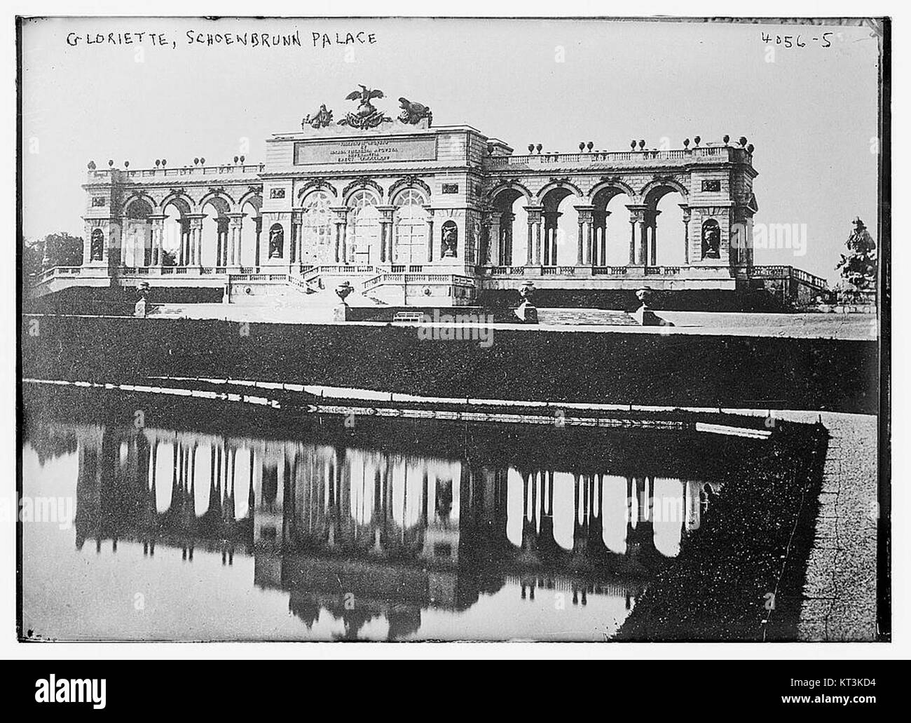 La Gloriette, située dans le palais de Schönbrunn, à Vienne, en Autriche, est une structure architecturale de premier plan connue pour son design grandiose et son importance historique. Banque D'Images