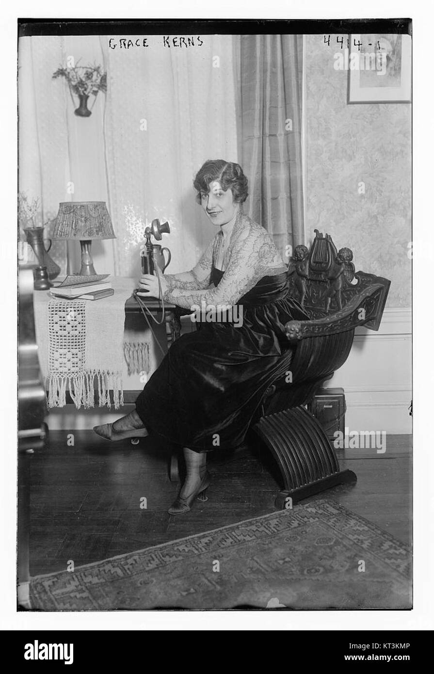 Grace Kerns est connue pour son implication dans les mouvements artistiques et culturels du début du XXe siècle. Son travail et son influence font partie de l’histoire culturelle de l’époque. Banque D'Images