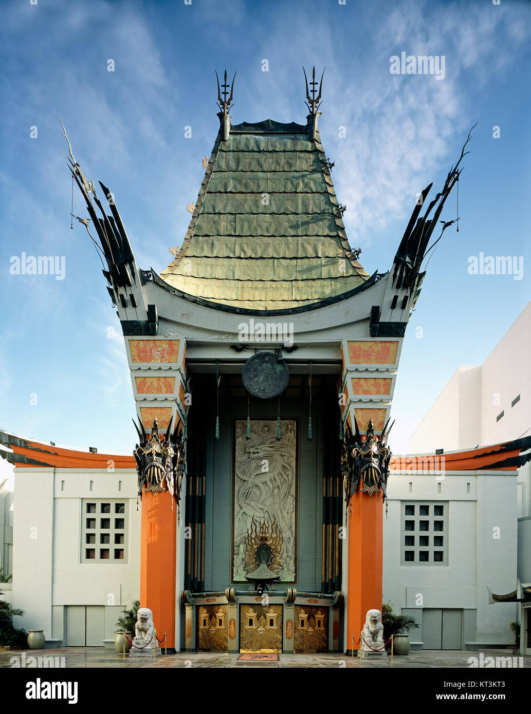 Cette photographie du théâtre chinois de Grauman, prise par Carol Highsmith, capture le monument emblématique d'Hollywood. Connu pour son architecture élaborée et sa riche histoire, il a accueilli de nombreuses avant-premières de films importants depuis son ouverture. Banque D'Images