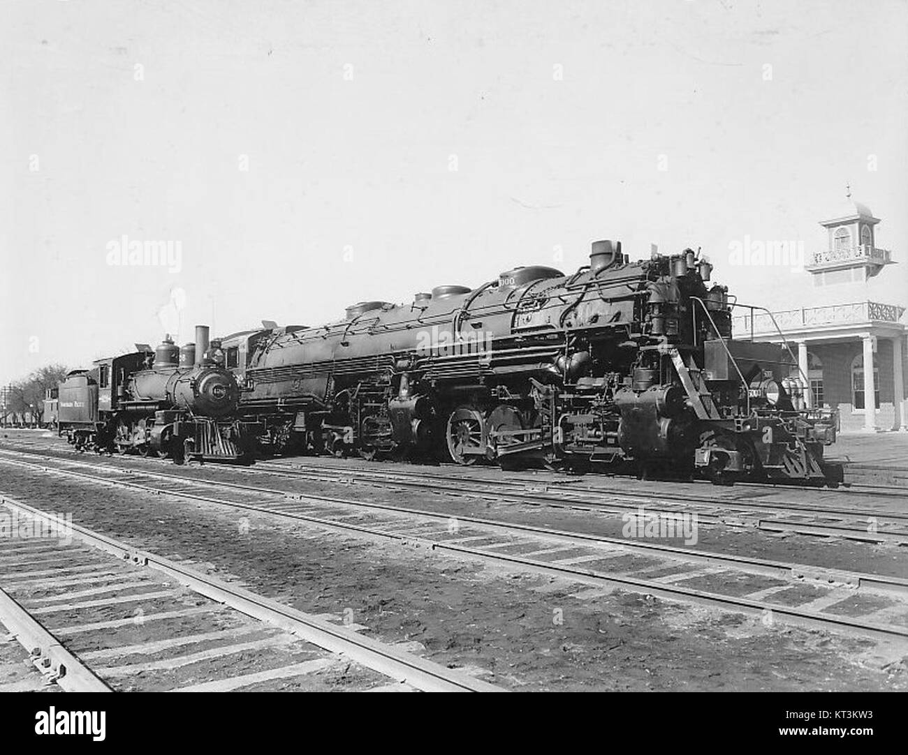 Les locomotives 2-6-0 et 4-8-8-4 du Great Northern Railway ont joué un rôle important dans l'histoire du chemin de fer, connues pour leur puissance et leur efficacité dans le transport de marchandises et de passagers. Banque D'Images