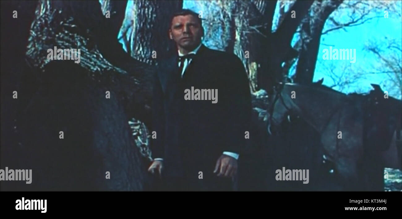 Gunfight at the OK Corral est un film occidental de 1957 mettant en vedette Burt Lancaster, dépeignant la célèbre fusillade de 1881 entre les juristes Wyatt Earp et Doc Holliday et le gang Clanton à Tombstone, Arizona. Lancaster joue le rôle de l’emblématique Wyatt Earp dans ce récit dramatisé d’un événement historique. Banque D'Images