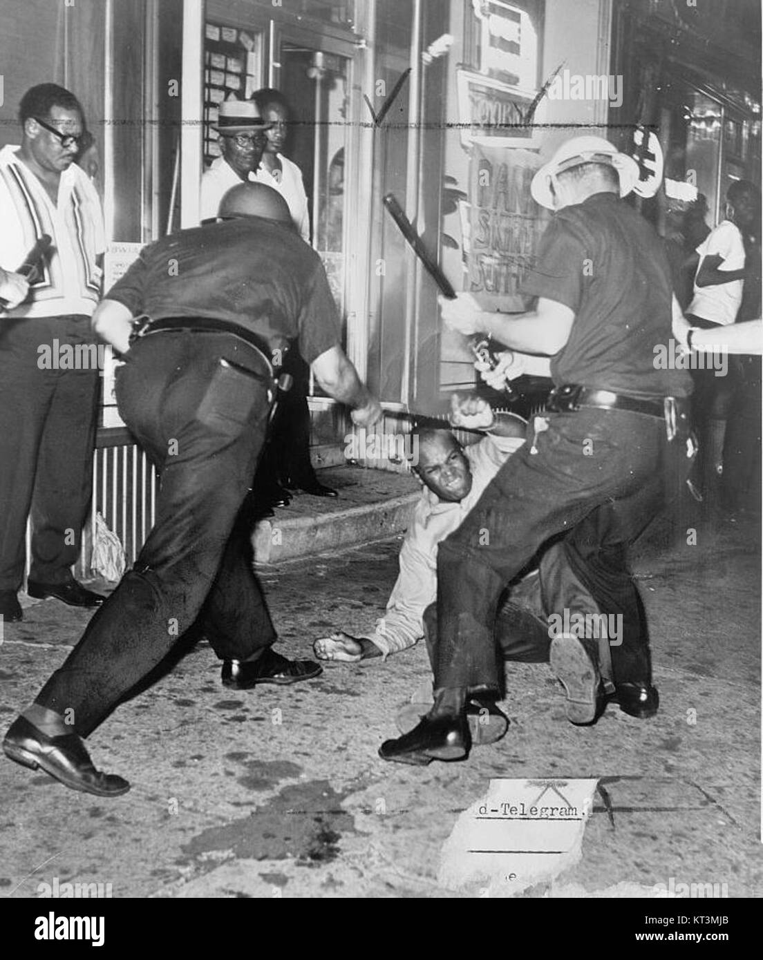 Les émeutes de Harlem de 1964 ont été un événement charnière dans le mouvement des droits civiques, déclenché par des tensions raciales et une fusillade de la police à Harlem, New York, conduisant à des changements sociaux et politiques significatifs. Banque D'Images