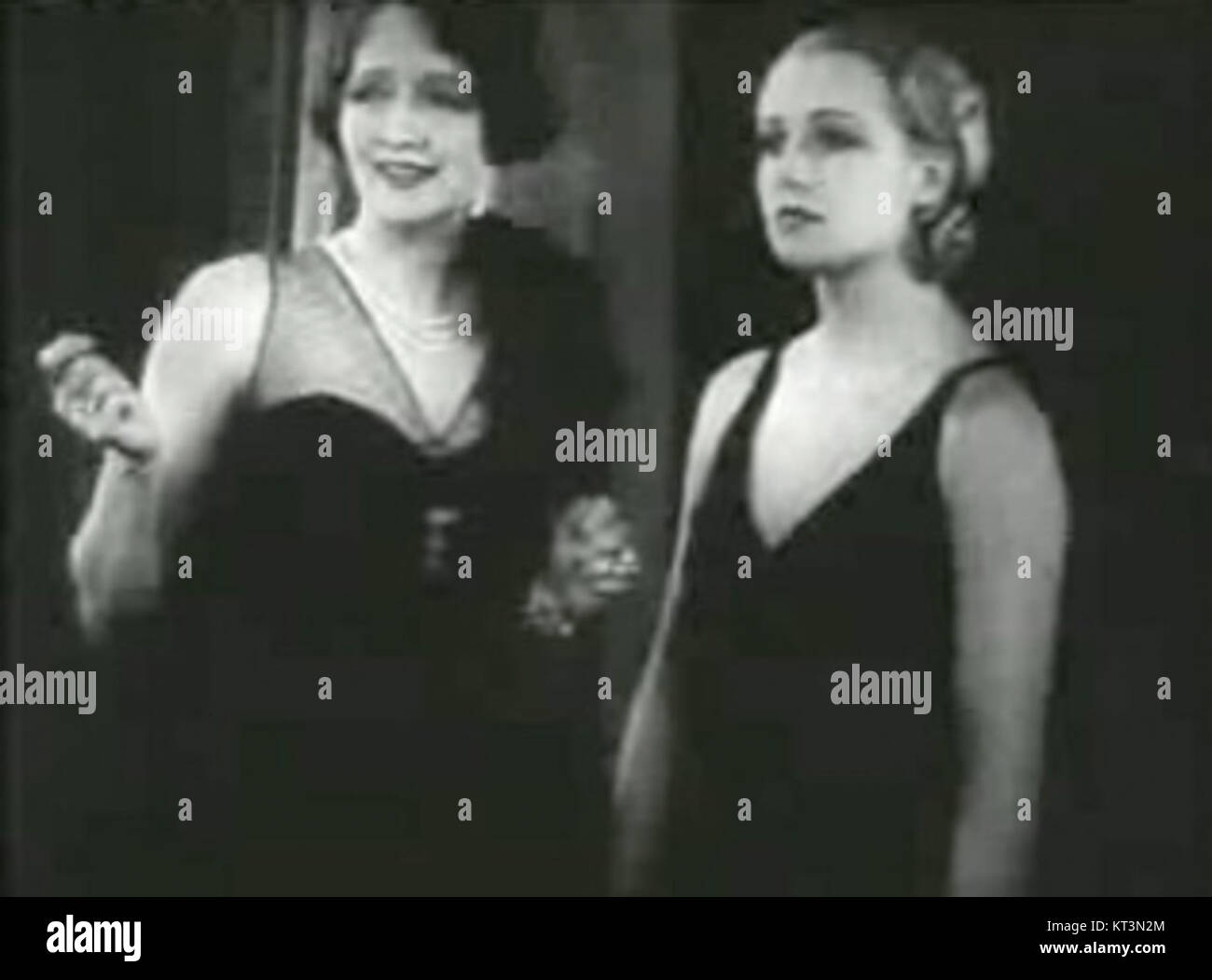 Dans *The Racketeer* (1929), les actrices Hedda Hopper et Carole Lombard livrent des performances mémorables. Ce film a marqué une entrée précoce dans le genre du drame criminel à l'époque du film muet d'Hollywood. Banque D'Images