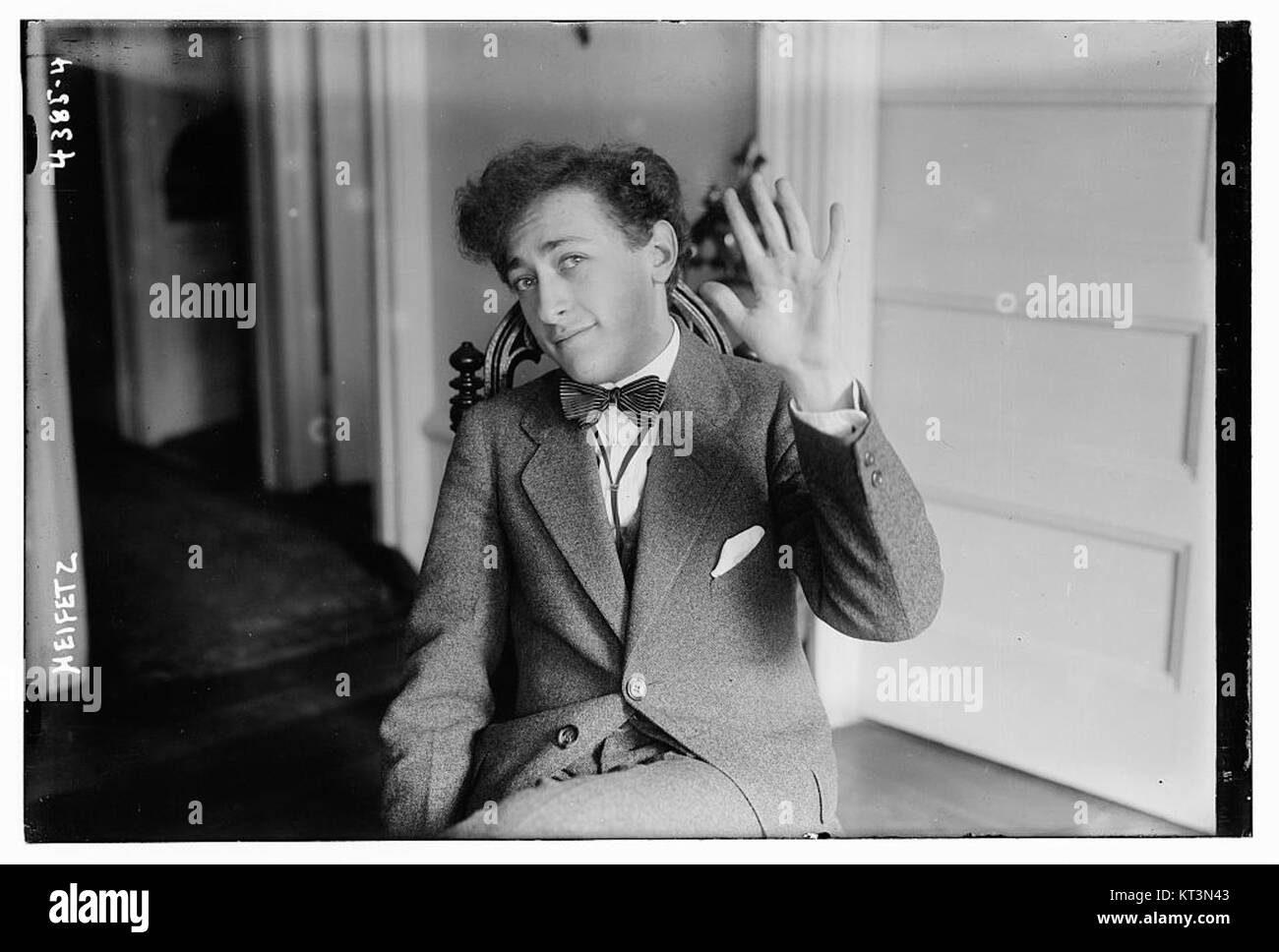 Jascha Heifetz était un violoniste de renommée mondiale connu pour sa virtuosité et sa précision technique. Ses performances sont considérées parmi les meilleures de l'histoire de la musique classique. Banque D'Images