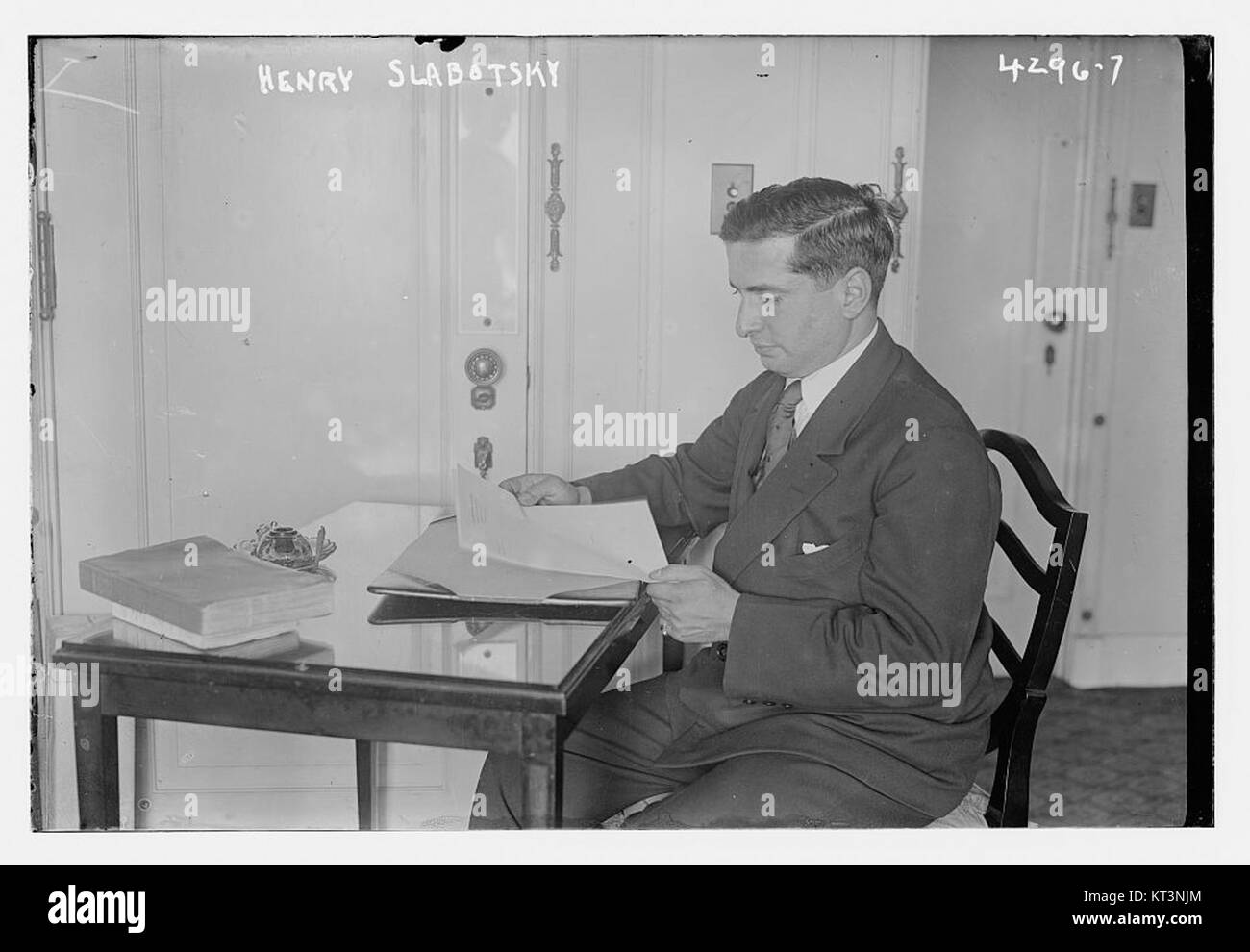 Voici un portrait de Henry Slabotsky, un individu capturé sur une photo prise en 2015. L'image fait partie d'une collection qui met en lumière des histoires personnelles et la diversité des sujets dans la photographie moderne. Banque D'Images