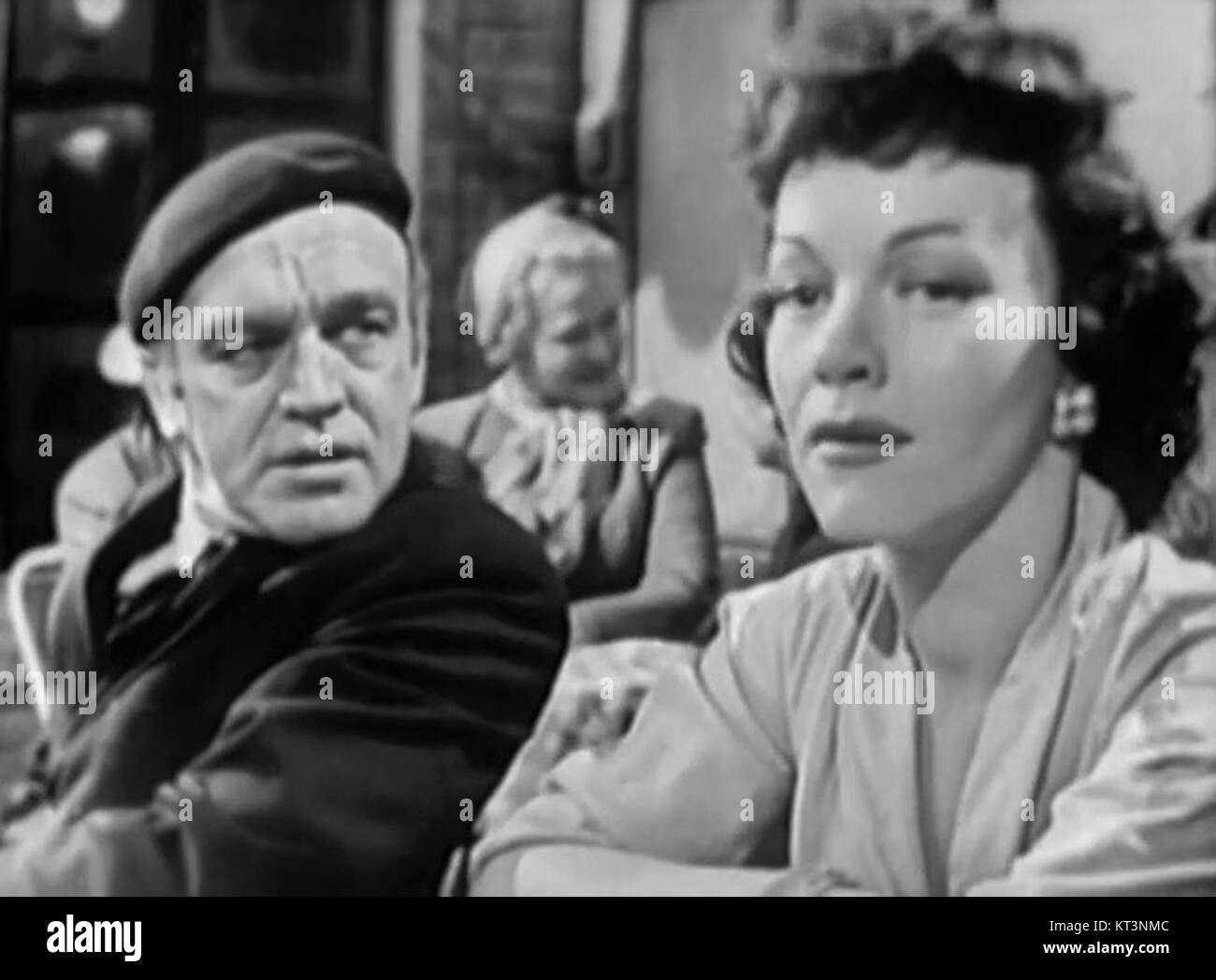 Une photo du film Suspense (Death Drum) de 1951, mettant en vedette Herbert Berghof et Maria Riva. Le film présente le duo dans une scène tendue et dramatique, mettant en évidence leurs performances dans le genre thriller. Banque D'Images