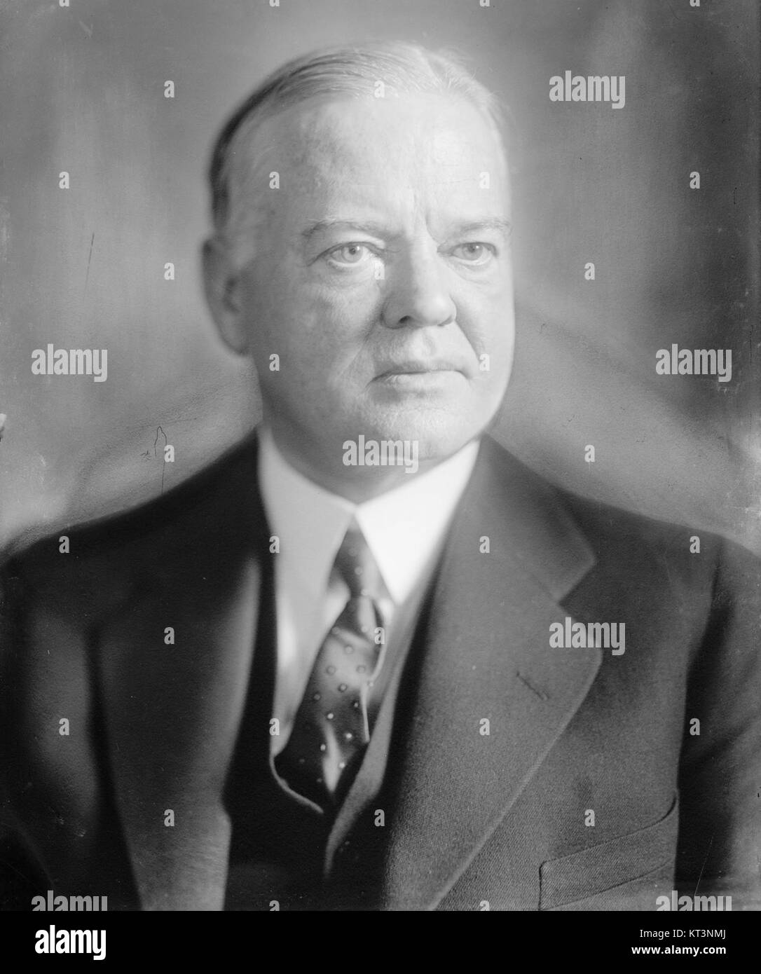 Herbert Clark Hoover a été le 31e président des États-Unis, servant de 1929 à 1933. Sa présidence est surtout connue pour le début de la Grande dépression et sa réponse à la crise économique, ainsi que pour ses contributions au service public et aux efforts humanitaires internationaux. Banque D'Images