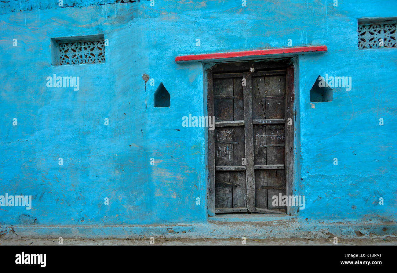 Village en bois fermé les portes à des maisons traditionnelles ou des maisons, le Madhya Pradesh, Inde Banque D'Images