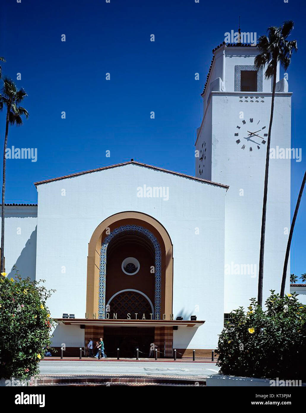 Cette image représente la façade de l'Union Station à Washington, DC, avec sa tour de l'horloge emblématique, une caractéristique architecturale importante de la gare. Banque D'Images