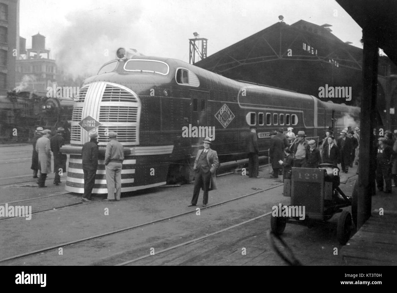 Une image historique du train Illinois Central Green Diamond, un célèbre service de train de voyageurs en 1936, connu pour sa livrée verte distinctive et son importance dans l'histoire du rail américain. Banque D'Images