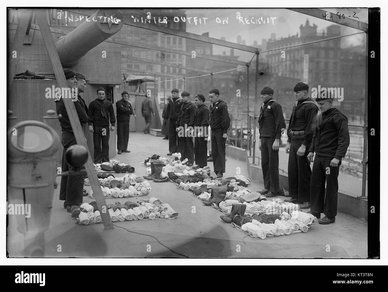 Cette image représente une inspection de la tenue hivernale d'une recrue, mettant en valeur la tenue militaire et la préparation aux conditions froides. L'accent est mis sur l'uniforme de la recrue, en veillant à ce qu'il réponde aux normes nécessaires à la préparation opérationnelle. Banque D'Images