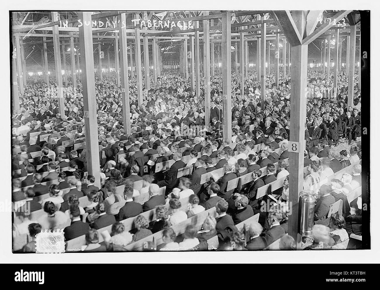 Une photographie intitulée « dans le Tabernacle du dimanche » d'une collection consacrée aux espaces sacrés et à l'architecture religieuse, capturant l'ambiance d'un service traditionnel du dimanche. Banque D'Images