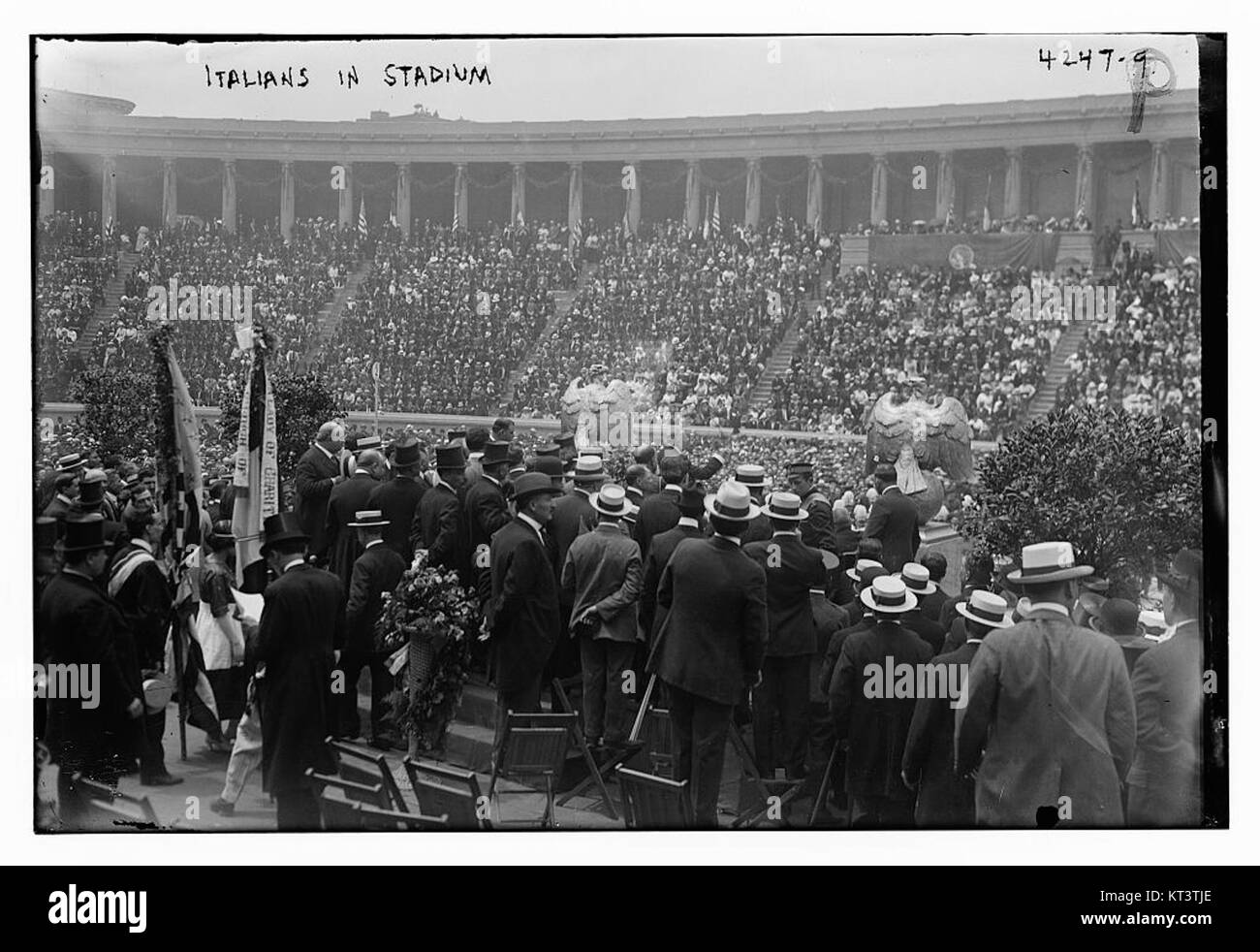 La photographie capture un groupe d'Italiens dans un stade, reflétant leur participation à un événement sportif, mettant en valeur l'interaction culturelle et l'importance des événements sportifs internationaux. Banque D'Images La photographie capture un groupe d'Italiens dans un stade, reflétant leur participation à un événement sportif, mettant en valeur l'interaction culturelle et l'importance des événements sportifs internationaux. Banque D'Images