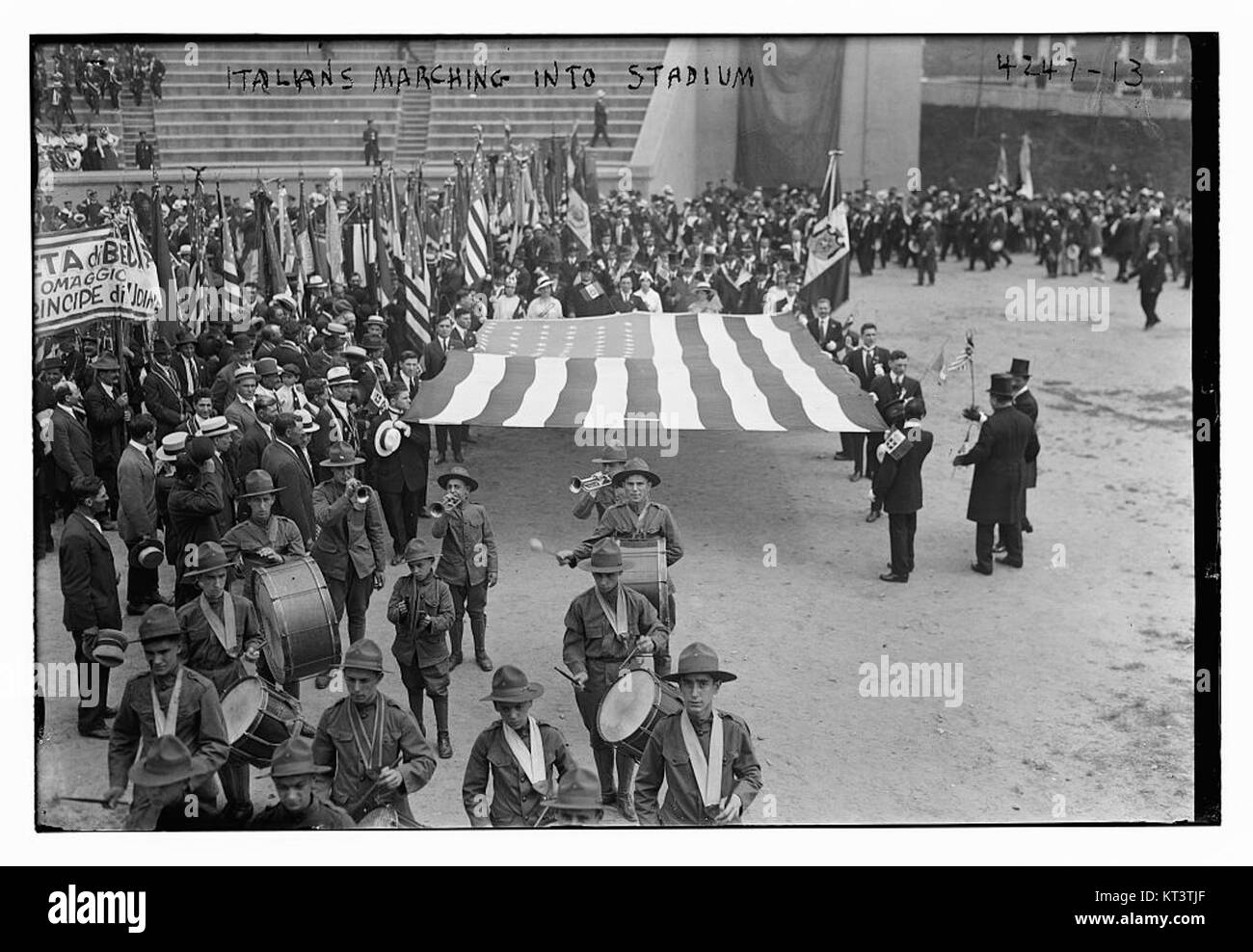 Cette image représente des Italiens marchant dans un stade, probablement dans le cadre d'un grand événement ou d'un rassemblement, mettant en valeur la fierté nationale et la participation à des activités ou des sports organisés. Banque D'Images Cette image représente des Italiens marchant dans un stade, probablement dans le cadre d'un grand événement ou d'un rassemblement, mettant en valeur la fierté nationale et la participation à des activités ou des sports organisés. Banque D'Images