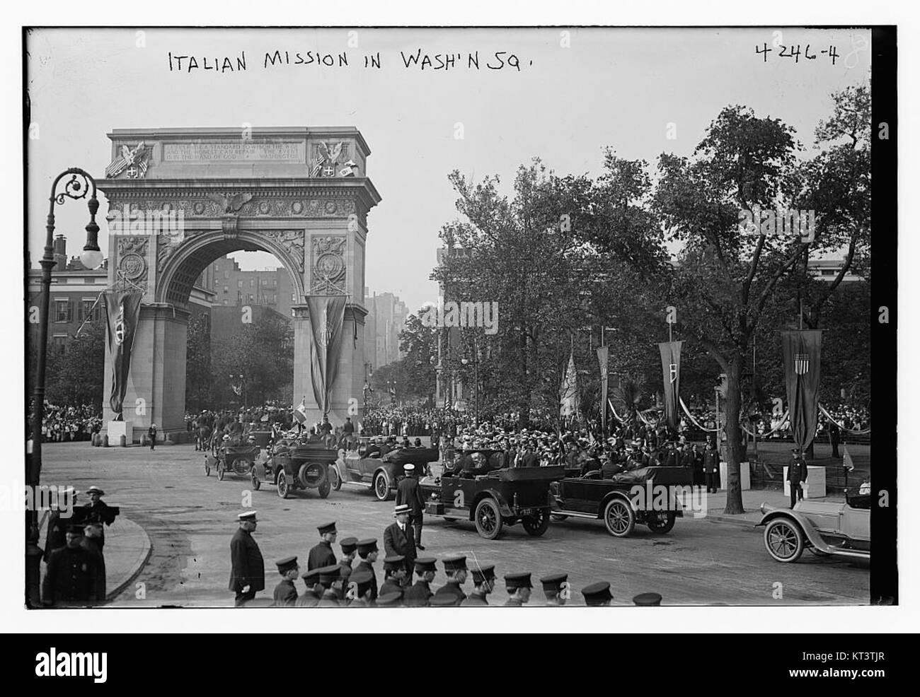 Photographie historique de la mission italienne à Washington Square, New York, prise en 1939, mettant en valeur le style architectural et l'importance culturelle de l'époque. Banque D'Images