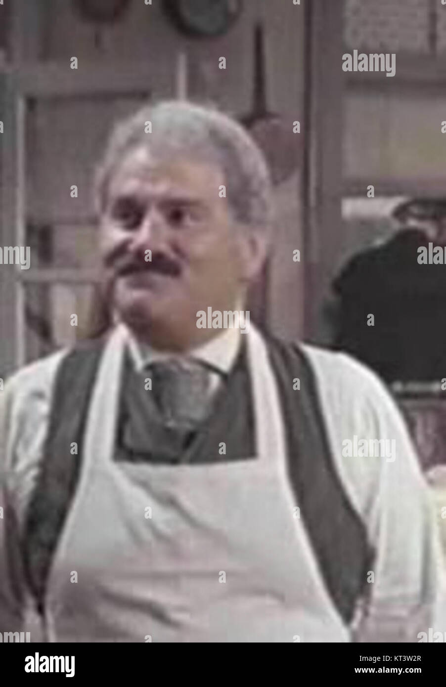 Un portrait de l'acteur Jack Kruschen dans le rôle de Dr Sam McLintock dans le film 'The trouble with Harry' (1955), réalisé par Alfred Hitchcock, mettant en vedette son rôle de médecin local. Banque D'Images