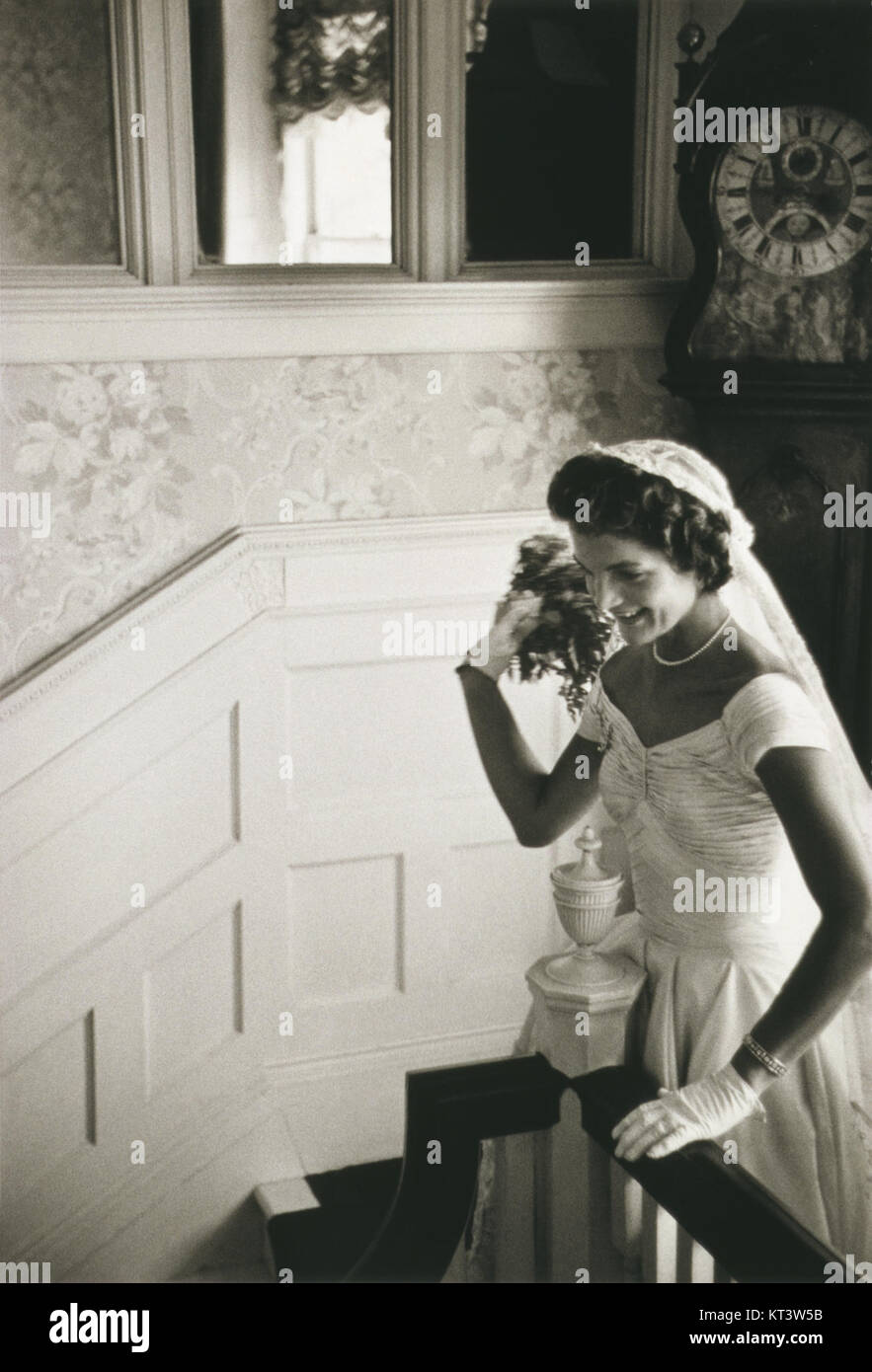 Jacqueline Bouvier Kennedy Onassis (1929-1994) était une première dame américaine, connue pour son élégance, son influence culturelle et son plaidoyer pour les art. Elle est devenue une icône mondiale, en particulier après son mariage avec le président John F. Kennedy, et plus tard en tant que veuve et épouse d'Aristote Onassis. Banque D'Images