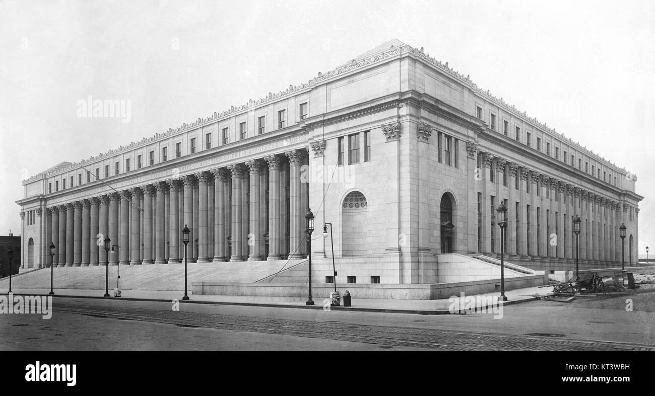 Le bureau de poste James Farley à New York, construit en 1912, est un exemple notable de l'architecture et de l'infrastructure publique du début du XXe siècle aux États-Unis Banque D'Images