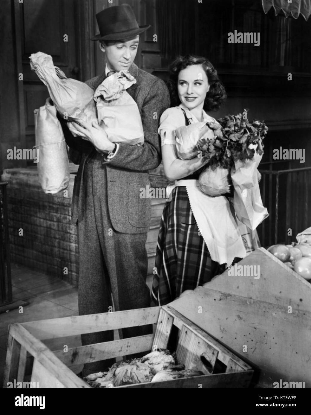 James Stewart et Paulette Goddard jouent dans le film « pot o » Gold de 1941. Le film, qui se déroule dans les années 1940, présente leurs performances dans une comédie musicale impliquant la famille et la romance. Banque D'Images