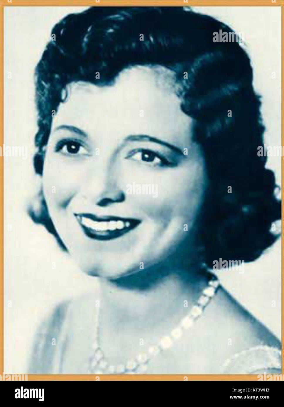 Janet Gaynor était une actrice pionnière au début d'Hollywood, connue pour ses rôles emblématiques dans les films muets. En tant que figure de proue dans les années 1920 et 1930, elle a été acclamée pour ses performances et a reçu le tout premier Oscar de la meilleure actrice en 1929. La carrière de Gaynor’ est marquée par ses contributions importantes à l’industrie cinématographique. Banque D'Images Janet Gaynor était une actrice pionnière au début d'Hollywood, connue pour ses rôles emblématiques dans les films muets. En tant que figure de proue dans les années 1920 et 1930, elle a été acclamée pour ses performances et a reçu le tout premier Oscar de la meilleure actrice en 1929. La carrière de Gaynor’ est marquée par ses contributions importantes à l’industrie cinématographique. Banque D'Images