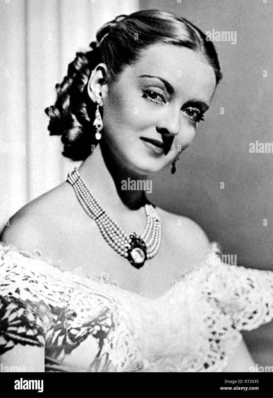 Le film Jezebel de 1938 met en vedette Bette Davis en tant que personnage principal, et l'image recadrée fait probablement référence à une photo promotionnelle. Le film est un drame d'époque qui se déroule dans les années 1850, où le personnage de Davis manipule son chemin à travers la société de la Nouvelle-Orléans. Ce film a marqué un point important dans la carrière de Davis, mettant en valeur ses talents d'actrice et son ascension à la gloire à Hollywood. Banque D'Images