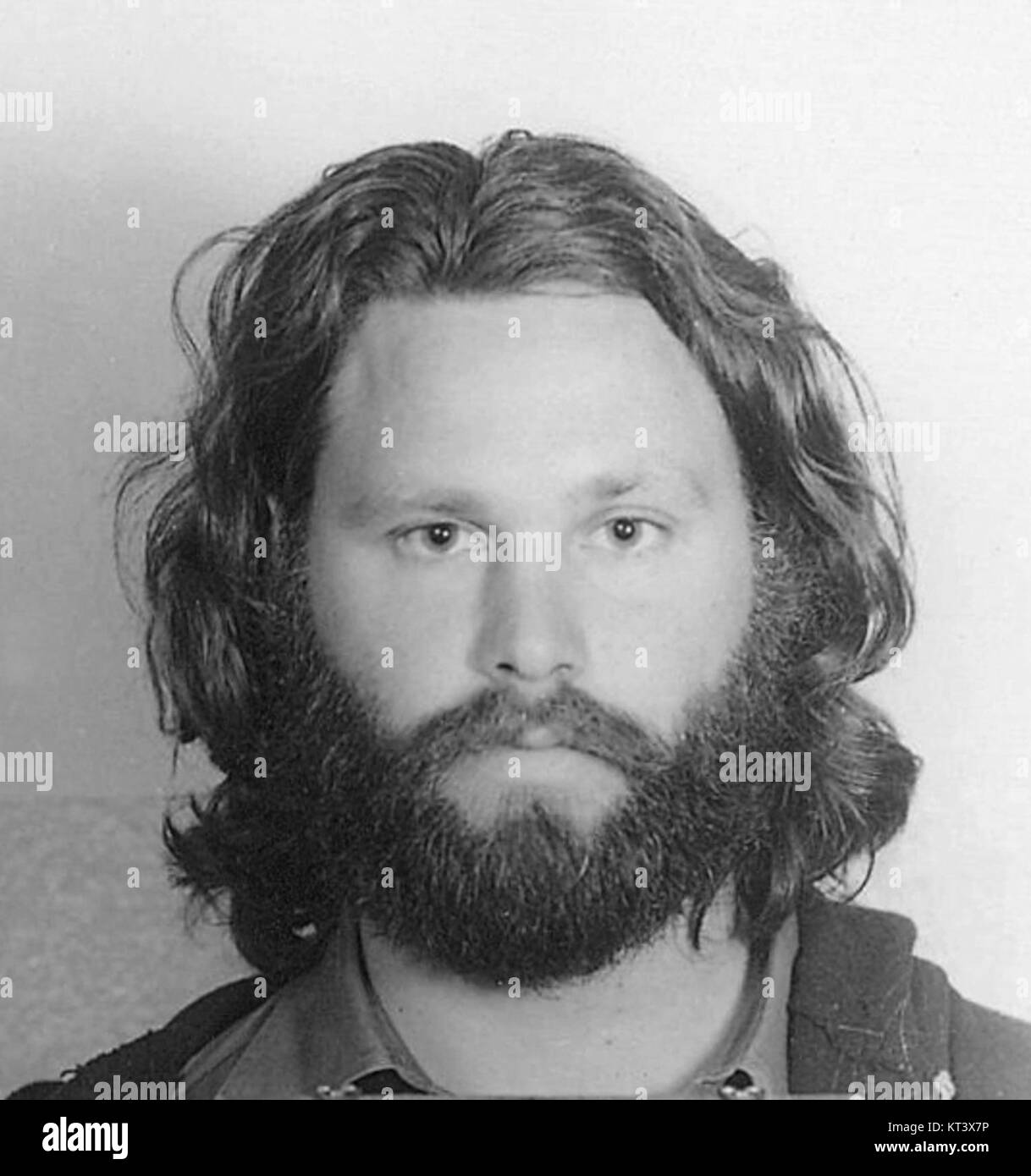 Jim Morrison, le chanteur emblématique des Doors, est vu ici en 1970, un an avant sa mort. Connu pour sa présence sur scène charismatique et ses paroles poétiques, Morrison est devenu un symbole de la contre-culture des années 1960. Banque D'Images