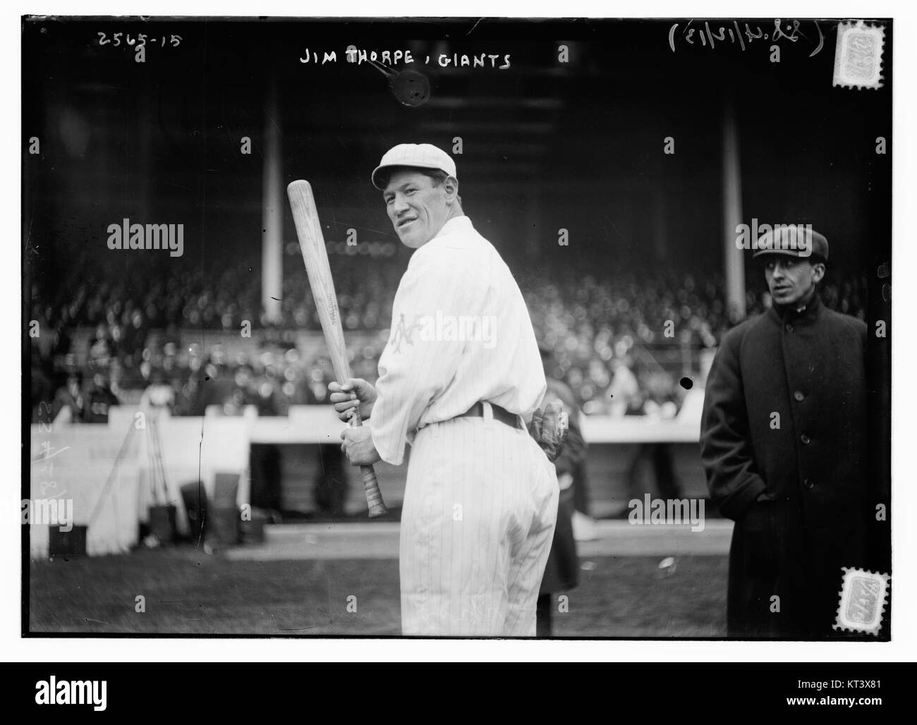 Cette photographie capture Jim Thorpe, le légendaire athlète américain, lors d'un match de baseball au Polo Grounds de New York. Thorpe, médaillé d’or olympique et champion multisport, est vu jouer au début du XXe siècle, consolidant ainsi son statut de pionnier dans l’histoire du sport américain. Banque D'Images