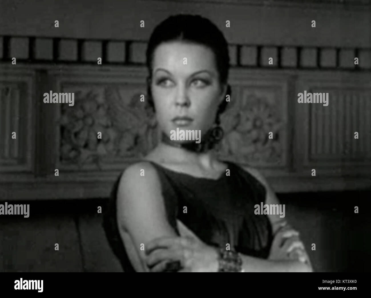 Joan Woodbury joue dans le film *Rogue's Tavern*, dépeignant un personnage dans ce film des années 1930. Le film est un exemple historique des premiers drames mystères hollywoodiens. Banque D'Images