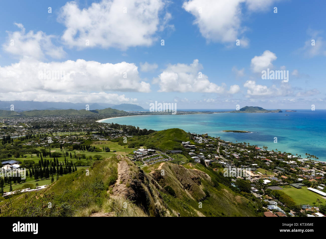 Vue horizontale de la Base du Corps des Marines et Kailua Hawaii dans la distance, à partir de la crête de Kalwa Casemate, randonnée pédestre. Banque D'Images