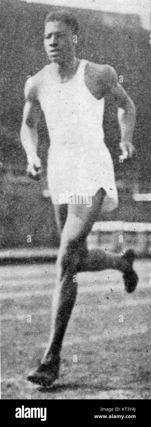 John Woodruff, médaillé d'or olympique, est représenté sur cette image de 1937, mettant en valeur son héritage en athlétisme. Connu pour ses réalisations dans le 800 mètres, Woodruff est une figure clé de l'histoire de l'athlétisme américain. Banque D'Images