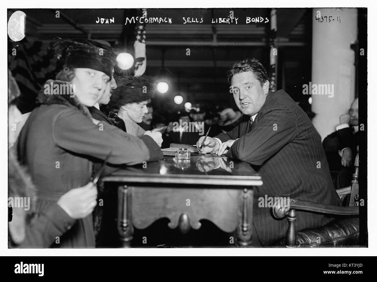 John McCormack, une figure influente de l'histoire, est montré vendant des Liberty Bonds, qui ont été essentiels pour le financement pendant les efforts de guerre au début du XXe siècle. Banque D'Images