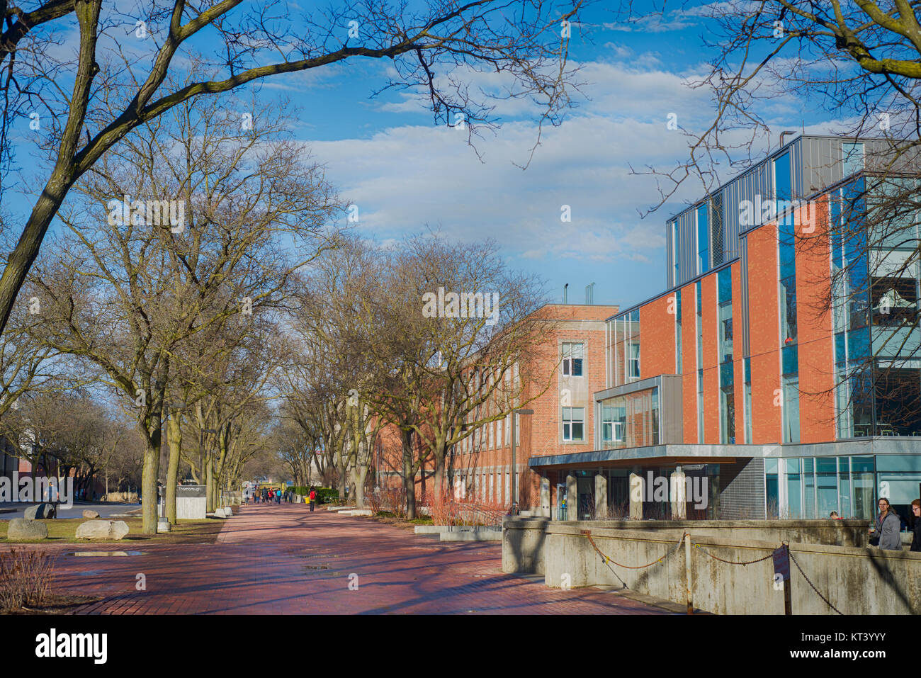GUELPH, ONTARIO, CANADA - 15 mars 2016 : avis de l'Université Guelph, bâtiments du campus avec un mélange d'architecture moderne et traditionnelle. Banque D'Images