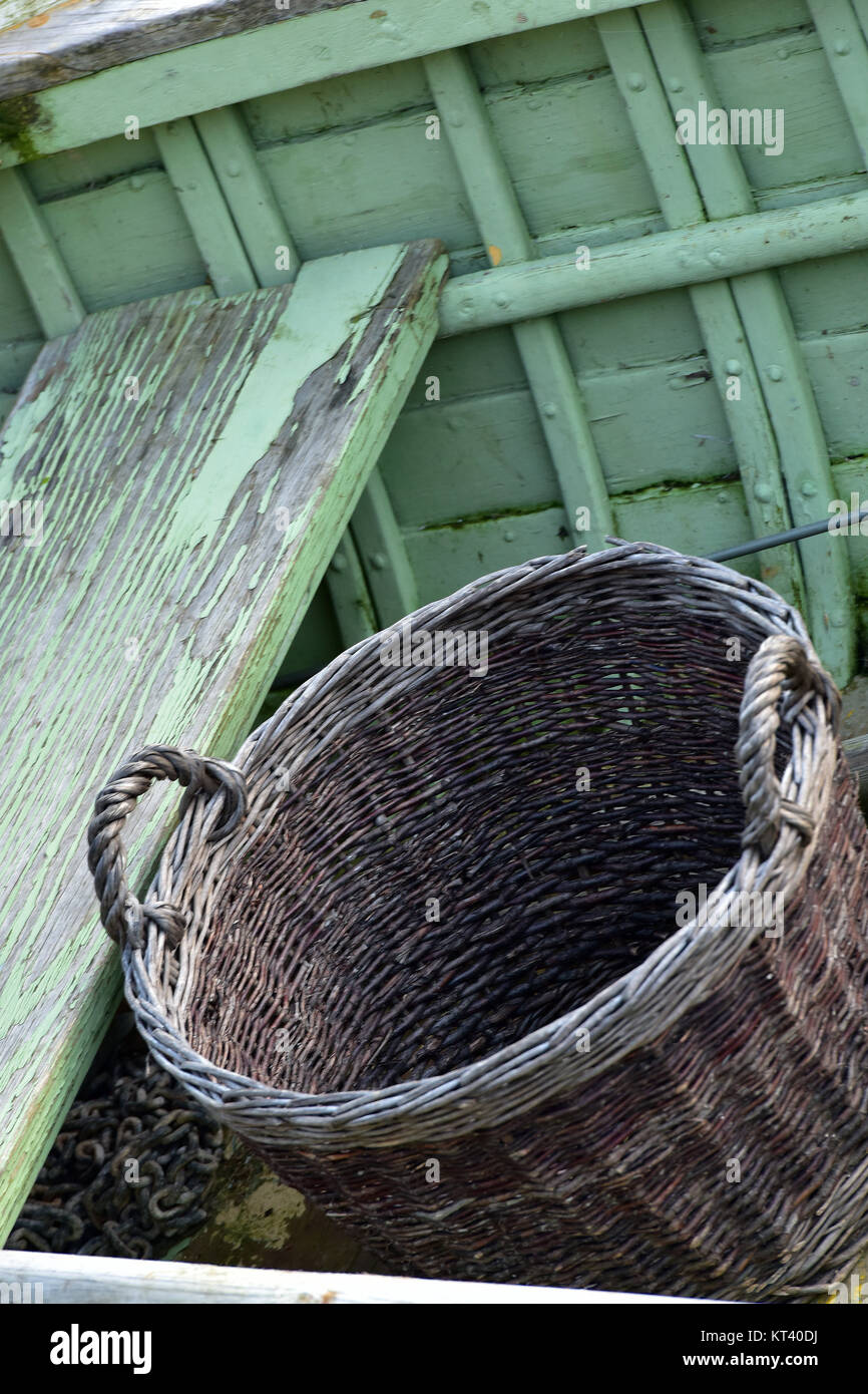 Un vieux panier en osier dans un bateau de pêche à côté d'un échec. Thèmes  nautiques et maritimes de bateaux et de la pêche Photo Stock - Alamy